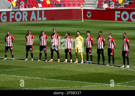 Brentford Community Stadium, London, Großbritannien. April 2021. English Football League Championship Football, Brentford FC gegen Millwall; Brentford-Spieler beobachten eine Schweigeminute, um das Leben von Prinz Philip, Herzog von Edinburgh, zu ehren, der am 9. April 2021 in Windsor Castle starb.Quelle: Action Plus Sports/Alamy Live News Stockfoto