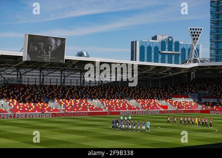 Brentford Community Stadium, London, Großbritannien. April 2021. English Football League Championship Football, Brentford FC gegen Millwall; Brentford- und Millwall-Spieler beobachten eine Schweigeminute, um das Leben von Prinz Philip, Herzog von Edinburgh, zu ehren, der am 9. April 2021 in Windsor Castle starb.Quelle: Action Plus Sports/Alamy Live News Stockfoto