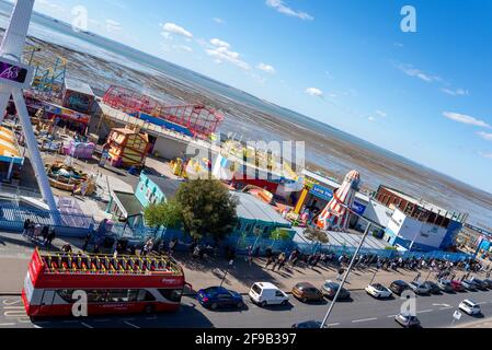 Southend on Sea, Essex, Großbritannien. April 2021. Die Küstenstadt Southend on Sea erwartet einen geschäftigen Tag, da Großbritannien Schritt 2 der Roadmap außer Betrieb setzt. Der Vergnügungspark Adventure Island an der Strandpromenade öffnet 2021 zum ersten Mal seine Pforten, mit langen Schlangen vor der Eröffnung um 11 Uhr Stockfoto