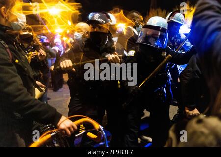 Chicago, USA. April 2021. Nach einem friedlichen marsch am 16. April 2021 in Chicago, Illinois, treffen Polizei und Demonstranten in einem Gefecht aufeinander. Die Gemeinde versammelt sich, um zu protestieren, nachdem die Polizei von Chicago den 13-jährigen Adam Toledo angeschossen und getötet hat. (Foto von Brian Feinzimer/Sipa USA) Quelle: SIPA USA/Alamy Live News Stockfoto