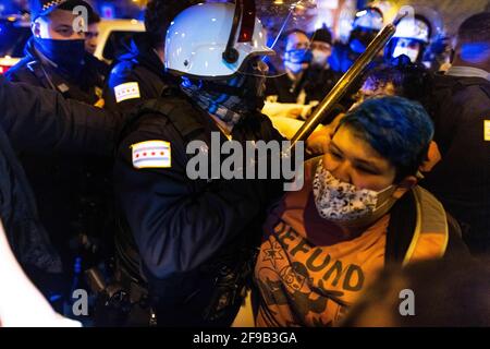 Chicago, USA. April 2021. Nach einem friedlichen marsch am 16. April 2021 in Chicago, Illinois, treffen Polizei und Demonstranten in einem Gefecht aufeinander. Die Gemeinde versammelt sich, um zu protestieren, nachdem die Polizei von Chicago den 13-jährigen Adam Toledo angeschossen und getötet hat. (Foto von Brian Feinzimer/Sipa USA) Quelle: SIPA USA/Alamy Live News Stockfoto