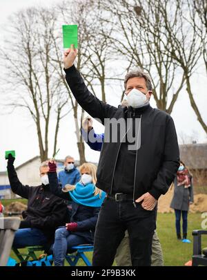 Steinbergkirche, Deutschland. April 2021. Robert Habeck, Bundesvorsitzender von Bündnis 90/die Grünen, hält bei einer Abstimmung zur Wahl eines Direktkandidaten für die Bundestagswahl 2021 in einer Mitgliederversammlung der Grünen sein Stimmzettel hoch. Bei der Veranstaltung in der Steinbergkirche wählten die Grünen der Stadt Flensburg und der Kreis Schleswig-Flensburg Habeck als direkten Kandidaten für die Bundestagswahl im September. Der einzige Kandidat war Parteiführer Habeck. Quelle: Christian Charisius/dpa/Alamy Live News Stockfoto