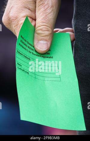 Steinbergkirche, Deutschland. April 2021. Robert Habeck, Bundeschef von Bündnis 90/die Grünen, hält bei einer Mitgliederversammlung der Grünen seine Stimmzettel während einer Abstimmung zur Wahl eines Direktkandidaten für die Bundestagswahl 2021. Bei der Veranstaltung in der Steinbergkirche wählten die Grünen der Stadt Flensburg und der Kreis Schleswig-Flensburg Habeck als direkten Kandidaten für die Bundestagswahl im September. Der einzige Kandidat war Parteiführer Habeck. Quelle: Christian Charisius/dpa/Alamy Live News Stockfoto
