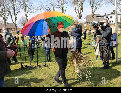 Steinbergkirche, Deutschland. April 2021. Robert Habeck, Bundesvorsitzender von Bündnis 90/die Grünen, wird bei einer Mitgliederversammlung der Grünen nach seiner Wahl zum Direktkandidaten für die Bundestagswahl 2021 mit einem bunten Regenschirm, Blumen und einem Bild überreicht. Die Grünen der Stadt Flensburg und des Landkreises Schleswig-Flensburg wählten bei der Veranstaltung in der Steinbergkirche ihren Direktkandidaten für die Bundestagswahl im September. Der einzige Kandidat war Parteiführer Habeck. Quelle: Christian Charisius/dpa/Alamy Live News Stockfoto