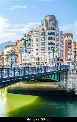 BILBAO, SPANIEN, OKTOBER 29,2014: Uferpromenade des Flusses Nervion in Bilbao, Spanien Stockfoto