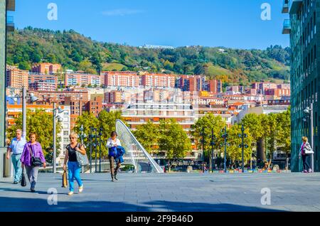 BILBAO, SPANIEN, OKTOBER 29,2014: In Bilbao, Spanien, überqueren die Menschen die Zubizuri-Brücke Stockfoto