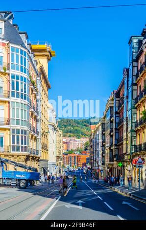 BILBAO, SPANIEN, OKTOBER 29,2014: Die Menschen passieren Straßen von Bilbao, Spanien Stockfoto