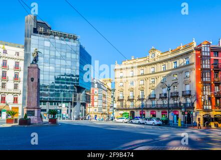 BILBAO, SPANIEN, OKTOBER 29,2014: Die Menschen passieren Straßen von Bilbao, Spanien Stockfoto