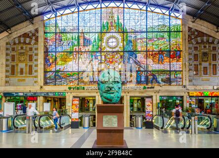 BILBAO, SPANIEN, OKTOBER 29,2014: Innenansicht des Bahnhofs Abando Indalecio Prieto in Bilbao, Spanien Stockfoto