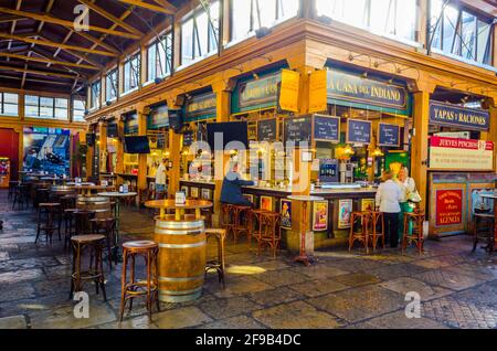 SANTANDER, SPANIEN, OKTOBER 30,2014: Blick auf eine Tapas-Bar in Santander, Spanien Stockfoto