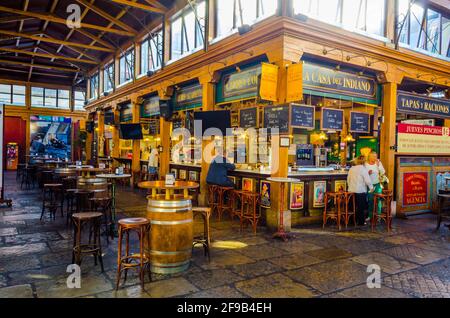 SANTANDER, SPANIEN, OKTOBER 30,2014: Blick auf eine Tapas-Bar in Santander, Spanien Stockfoto