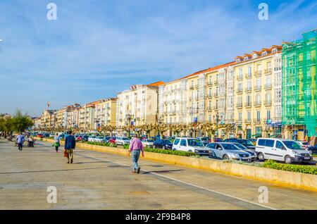 SANTANDER, SPANIEN, OKTOBER 30,2014: In Santander, Spanien, bummeln die Menschen auf der Promenade Stockfoto