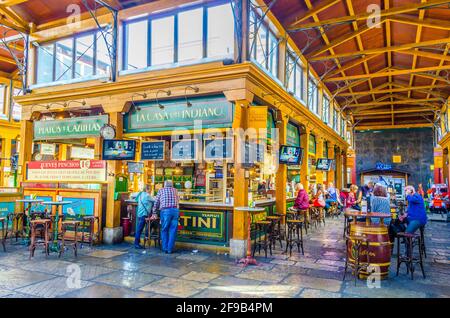 SANTANDER, SPANIEN, OKTOBER 30,2014: Blick auf eine Tapas-Bar in Santander, Spanien Stockfoto