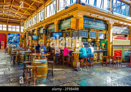 SANTANDER, SPANIEN, OKTOBER 30,2014: Blick auf eine Tapas-Bar in Santander, Spanien Stockfoto