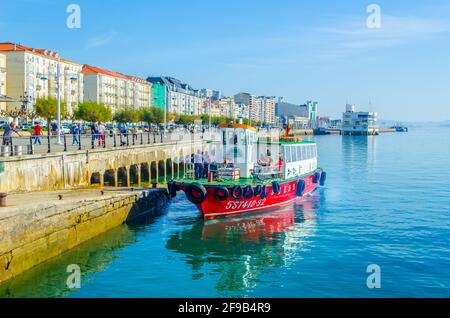 SANTANDER, SPANIEN, OKTOBER 30,2014: In Santander, Spanien, bummeln die Menschen auf der Promenade Stockfoto