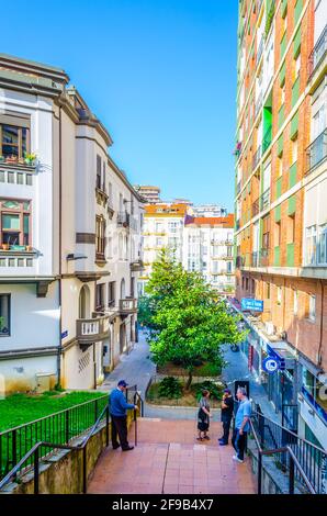 SANTANDER, SPANIEN, OKTOBER 30,2014: In Santander, Spanien, schlendern Menschen durch eine Straße Stockfoto