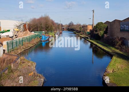 Großbritannien, England, London, Hayes, Grand Union Canal (Paddington Arm) von der Kreuzung Bulls Bridge Stockfoto