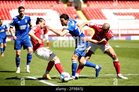 Andre Dozzell (Mitte) von Ipswich Town wird von Charlton Athletic's Jake Forster-Caskey (links) und Darren Pratley (rechts) während des Sky Bet League One-Spiels im Londoner Valley angegangen. Bilddatum: Samstag, 17. April 2021. Stockfoto