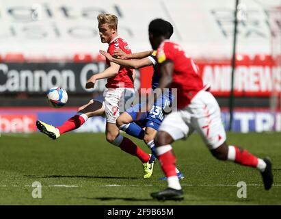 Charlton Athletic's Jayden Stockley (links) und Andre Dozzell (Mitte) von Ipswich Town (Mitte) kämpfen während des Sky Bet League One-Spiels im Londoner Valley um den Ball. Bilddatum: Samstag, 17. April 2021. Stockfoto