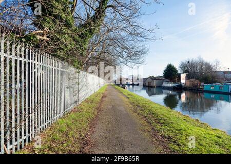 Großbritannien, England, London, Southall, Grand Union Canal in der Nähe des International Trading Estate Stockfoto