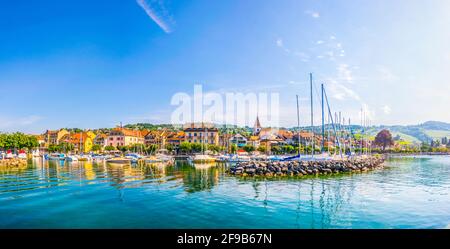 LUTRY, SCHWEIZ, 18. JULI 2017: Im Hafen von Lutry, Schweiz, genießen die Menschen einen sonnigen Sommertag Stockfoto