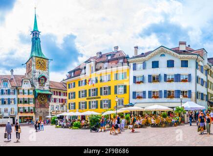 SOLOTHURN, SCHWEIZ, 15. JULI 2017: Auf dem Marktplatz im historischen Zentrum von Solothurn, Schweiz, schlendern Menschen Stockfoto