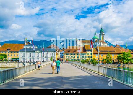 SOLOTHURN, SCHWEIZ, 15. JULI 2017: Menschen überqueren die Kreuzackerbrücke über die Aare in Solothurn, Schweiz Stockfoto