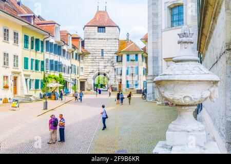 SOLOTHURN, SCHWEIZ, 15. JULI 2017: Über Baseltor, Schweiz, gelangen Menschen in die schweizer Stadt Solothurn Stockfoto