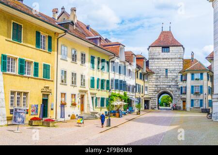 SOLOTHURN, SCHWEIZ, 15. JULI 2017: Über Baseltor, Schweiz, gelangen Menschen in die schweizer Stadt Solothurn Stockfoto