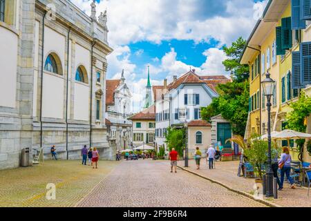 SOLOTHURN, SCHWEIZ, 15. JULI 2017: Über Baseltor, Schweiz, gelangen Menschen in die schweizer Stadt Solothurn Stockfoto