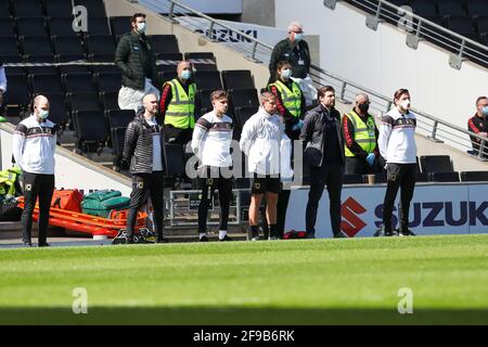 MILTON KEYNES, GROSSBRITANNIEN. 17. APRIL: Spieler und Beamte respektieren Prince Phillip vor der Sky Bet League ein Spiel zwischen MK Dons und Portsmouth im Stadium MK, Milton Keynes am Samstag, dem 17. April 2021. (Kredit: John Cripps, Mi News) Kredit: MI Nachrichten & Sport /Alamy Live Nachrichten Stockfoto