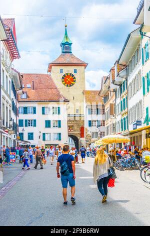 SOLOTHURN, SCHWEIZ, 15. JULI 2017: Menschen betreten die schweizer Stadt Solothurn über das Bieltor, Schweiz Stockfoto