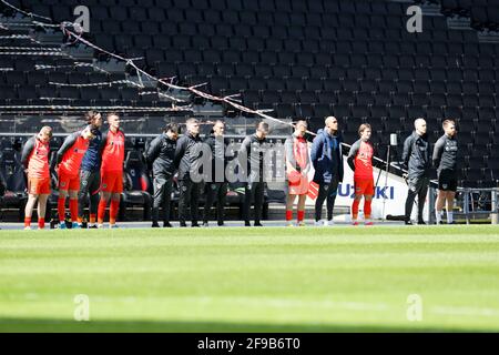 MILTON KEYNES, GROSSBRITANNIEN. 17. APRIL: Spieler und Beamte respektieren Prince Phillip vor der Sky Bet League ein Spiel zwischen MK Dons und Portsmouth im Stadium MK, Milton Keynes am Samstag, dem 17. April 2021. (Kredit: John Cripps, Mi News) Kredit: MI Nachrichten & Sport /Alamy Live Nachrichten Stockfoto