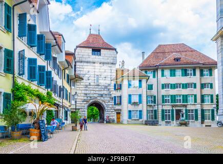 SOLOTHURN, SCHWEIZ, 15. JULI 2017: Über Baseltor, Schweiz, gelangen Menschen in die schweizer Stadt Solothurn Stockfoto