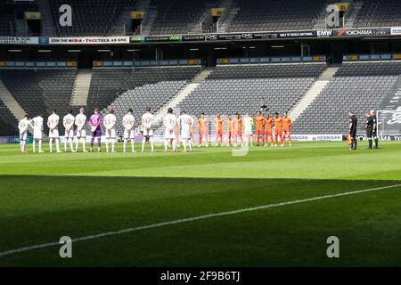 MILTON KEYNES, GROSSBRITANNIEN. 17. APRIL: Spieler und Beamte respektieren Prince Phillip vor der Sky Bet League ein Spiel zwischen MK Dons und Portsmouth im Stadium MK, Milton Keynes am Samstag, dem 17. April 2021. (Kredit: John Cripps, Mi News) Kredit: MI Nachrichten & Sport /Alamy Live Nachrichten Stockfoto