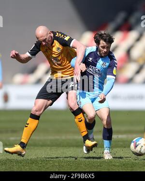 Aaron Lewis von Newport County (links) und Wes Hoolahan von Cambridge United kämpfen während des zweiten Spiels der Sky Bet League bei der Rodney Parade in Newport um den Ball. Bilddatum: Samstag, 17. April 2021. Stockfoto