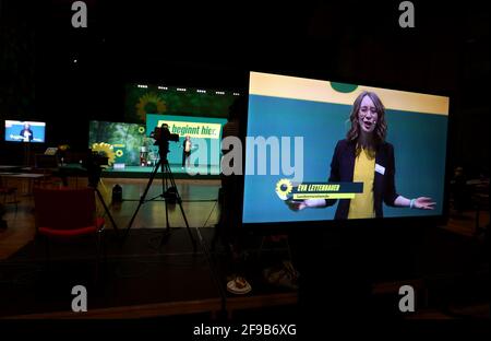 Augsburg, Deutschland. April 2021. Eva Lettenbauer, Landesvorsitzende von Bündnis 90/die Grünen Bayern, spricht auf der Parteikonferenz der Bayerischen Grünen. Quelle: Karl-Josef Hildenbrand/dpa/Alamy Live News Stockfoto