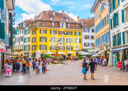 SOLOTHURN, SCHWEIZ, 15. JULI 2017: Auf dem Marktplatz im historischen Zentrum von Solothurn, Schweiz, schlendern Menschen Stockfoto