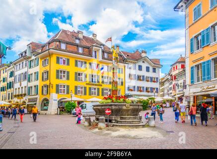 SOLOTHURN, SCHWEIZ, 15. JULI 2017: Auf dem Marktplatz im historischen Zentrum von Solothurn, Schweiz, schlendern Menschen Stockfoto