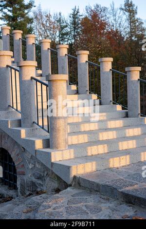 Außentreppe mit wundervoller Zaun, entworfen vom Architekten Plecnik AT Burghügel von Ljubljana Stockfoto