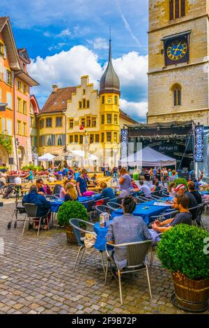 BIEL/BIENNE, SCHWEIZ, 15. JULI 2017: Im historischen Zentrum von Biel/Bienne, Schweiz, schlendern Menschen durch eine alte Straße Stockfoto