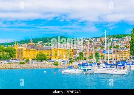 NEUCHATEL, SCHWEIZ, 16. JULI 2017: Museum für Kunst und Geschichte hinter dem Hafen in Neuchatel, Schweiz Stockfoto