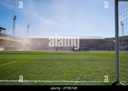 Kenilworth Road, Luton, Bedfordshire, Großbritannien. April 2021. English Football League Championship Football, Luton Town gegen Watford; die Spieler beobachten eine Schweigeminute, um das Leben von Prinz Philip, Herzog von Edinburgh, zu ehren, der am 9. April 2021 in Windsor Castle starb. Kredit: Aktion Plus Sport/Alamy Live Nachrichten Stockfoto