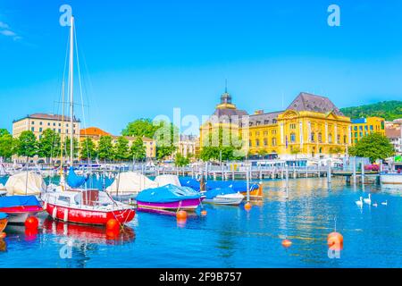 NEUCHATEL, SCHWEIZ, 16. JULI 2017: Museum für Kunst und Geschichte hinter dem Hafen in Neuchatel, Schweiz Stockfoto