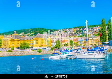 NEUCHATEL, SCHWEIZ, 16. JULI 2017: Museum für Kunst und Geschichte hinter dem Hafen in Neuchatel, Schweiz Stockfoto