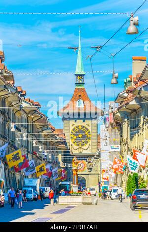 BERN, SCHWEIZ, 17. JULI 2017: Samsonbrunnen in der Kramgasse - der Hauptstraße in Bern, Schweiz Stockfoto