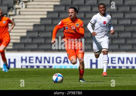 MILTON KEYNES, GROSSBRITANNIEN. 17. APRIL: Ryan Williams von Portsmouth während der ersten Hälfte der Sky Bet League ein Spiel zwischen MK Dons und Portsmouth im Stadium MK, Milton Keynes am Samstag, 17. April 2021. (Kredit: John Cripps, Mi News) Kredit: MI Nachrichten & Sport /Alamy Live Nachrichten Stockfoto