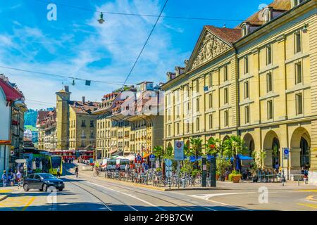 BERN, SCHWEIZ, 17. JULI 2017: Die Menschen nähern sich dem Kornhaus in Bern, Schweiz Stockfoto