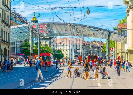 BERN, SCHWEIZ, 17. JULI 2017: Die Menschen bummeln auf der Straßenbahnhaltestelle Bern - Bahnhof in der Schweiz Stockfoto