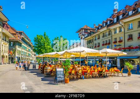 BERN, SCHWEIZ, 17. JULI 2017: Auf dem Kornhausplatz in Bern bummeln die Menschen Stockfoto